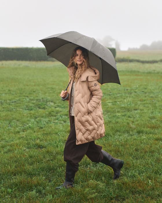Parka META camel con paraguas en el campo — Abrigos y chaquetas OI 26/27